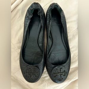 Tory Burch Reva Tumbled Tonal Ballet black leather flats with leather logo
